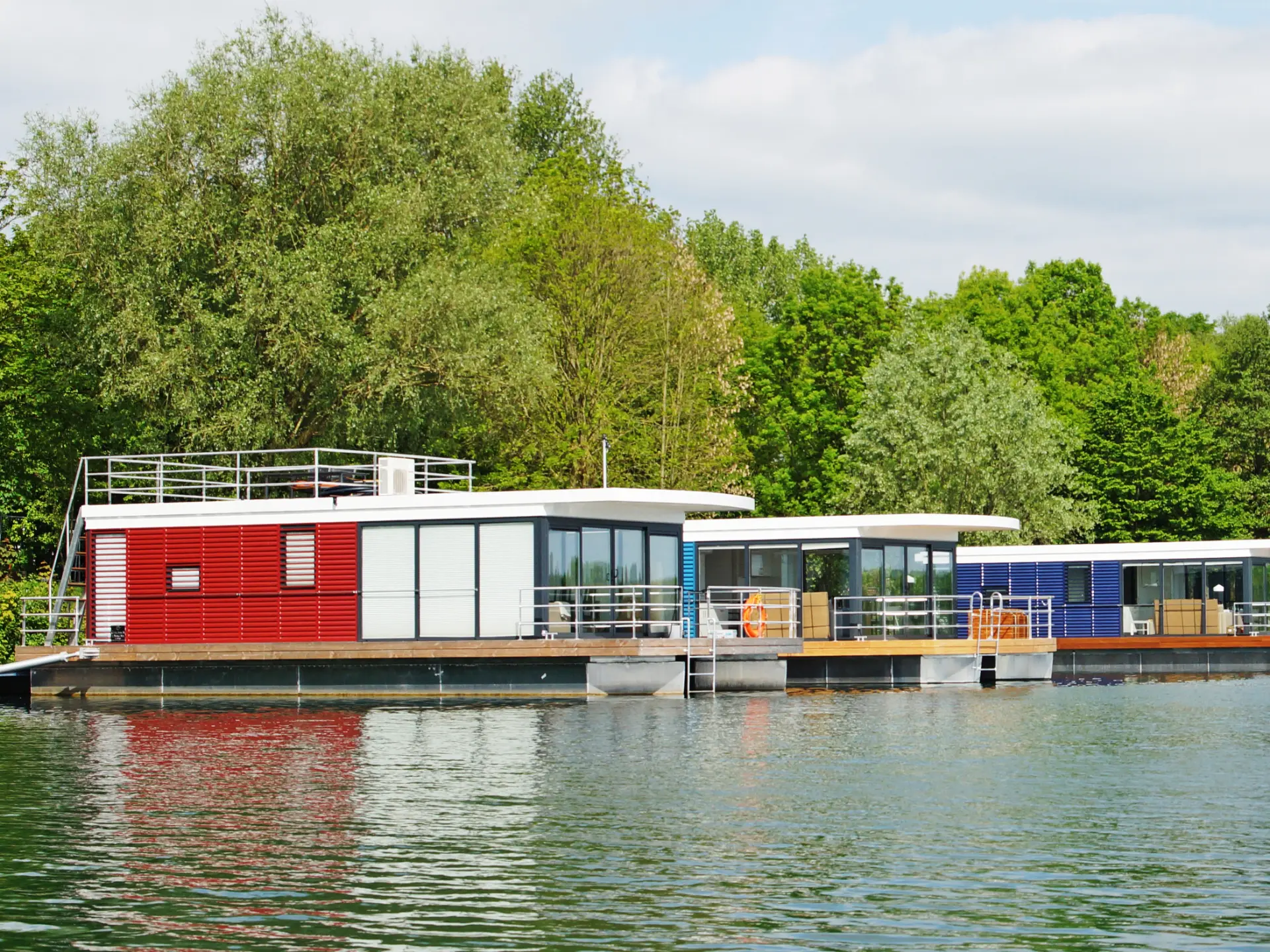 Schwimmende Ferienhäuser am Xantener See am Niederrhein