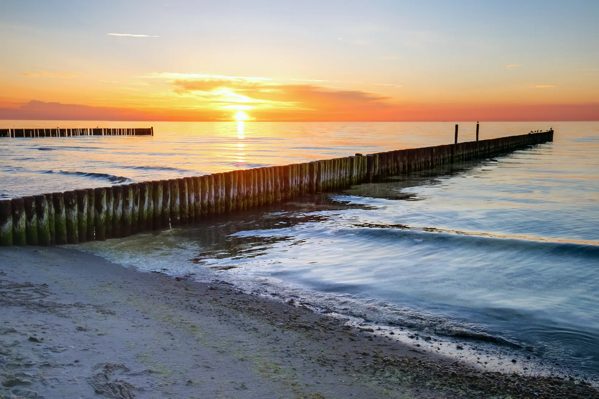 Schwimmende Ferienhäuser an der Ostsee-Marina Kröslin im Sonnenuntergang