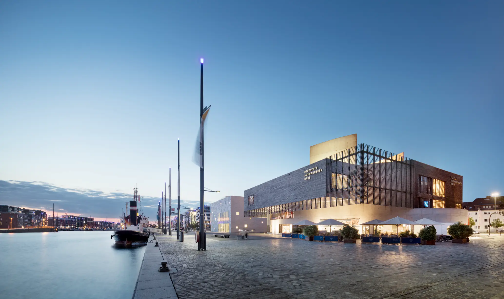 Deutsches Auswandererhaus an der Hafenkante in Bremerhaven